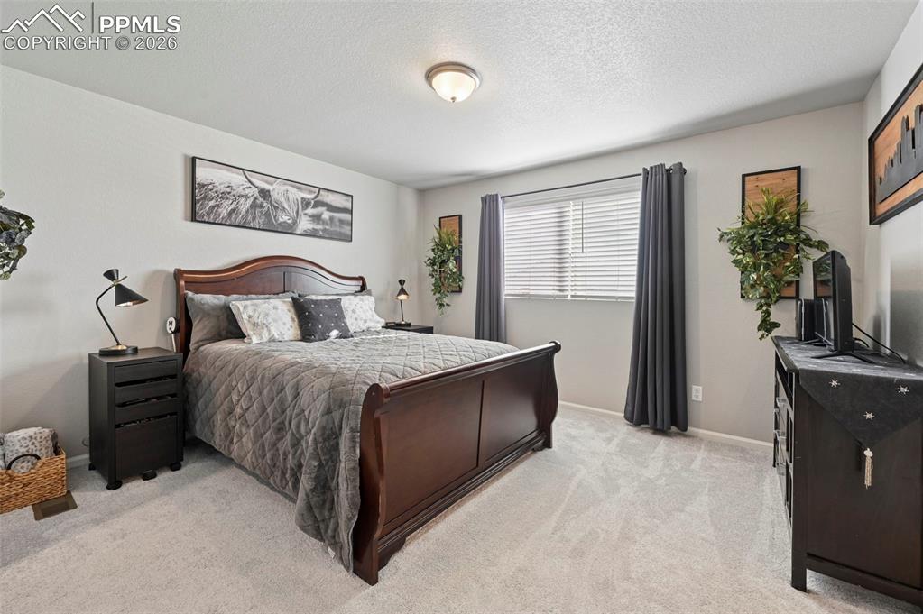 Image 14 of 27: Bedroom