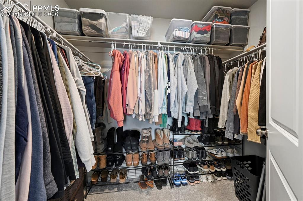 Image 17 of 27: Closet