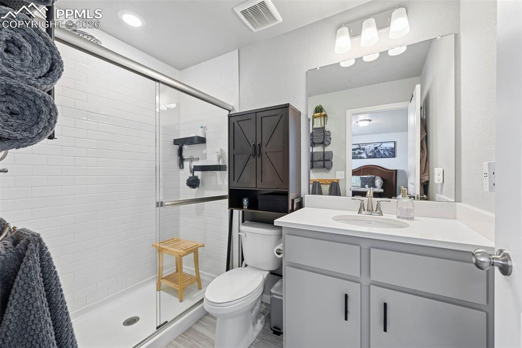 Image 18 of 27: Bathroom