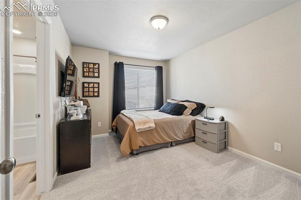 Image 19 of 27: Bedroom