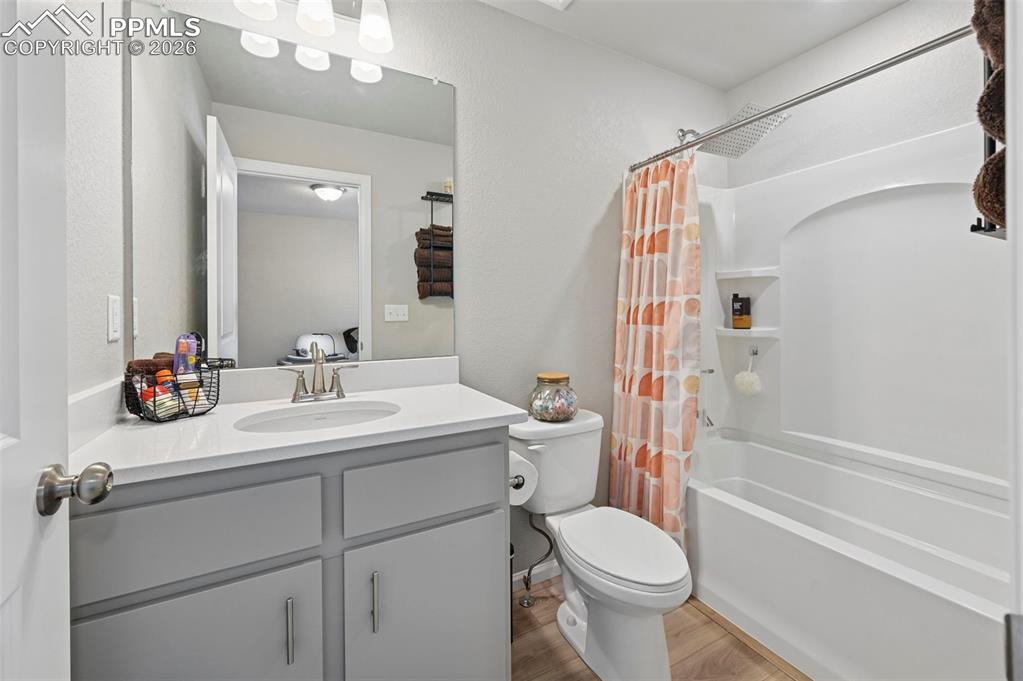 Image 21 of 27: Bathroom