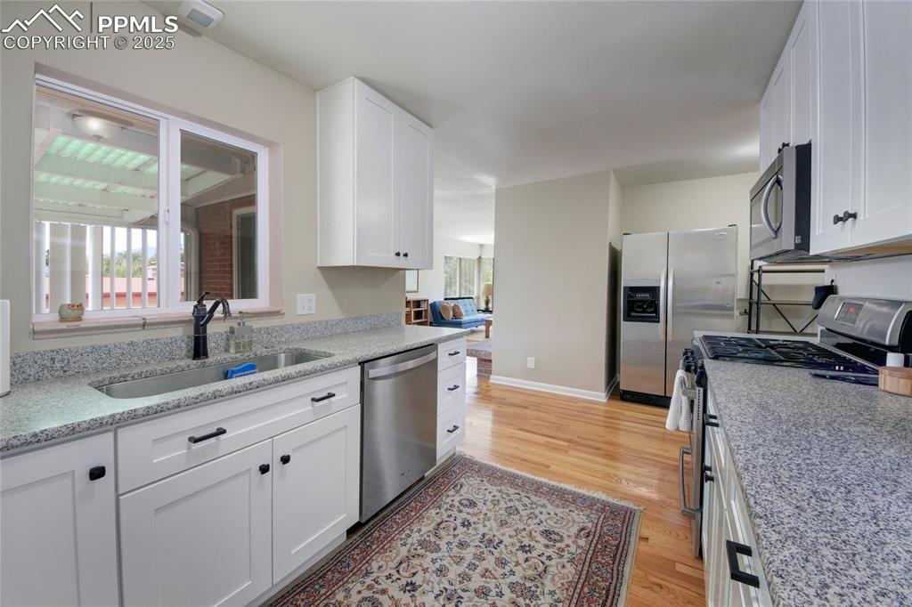 Image 15 of 35: Kitchen