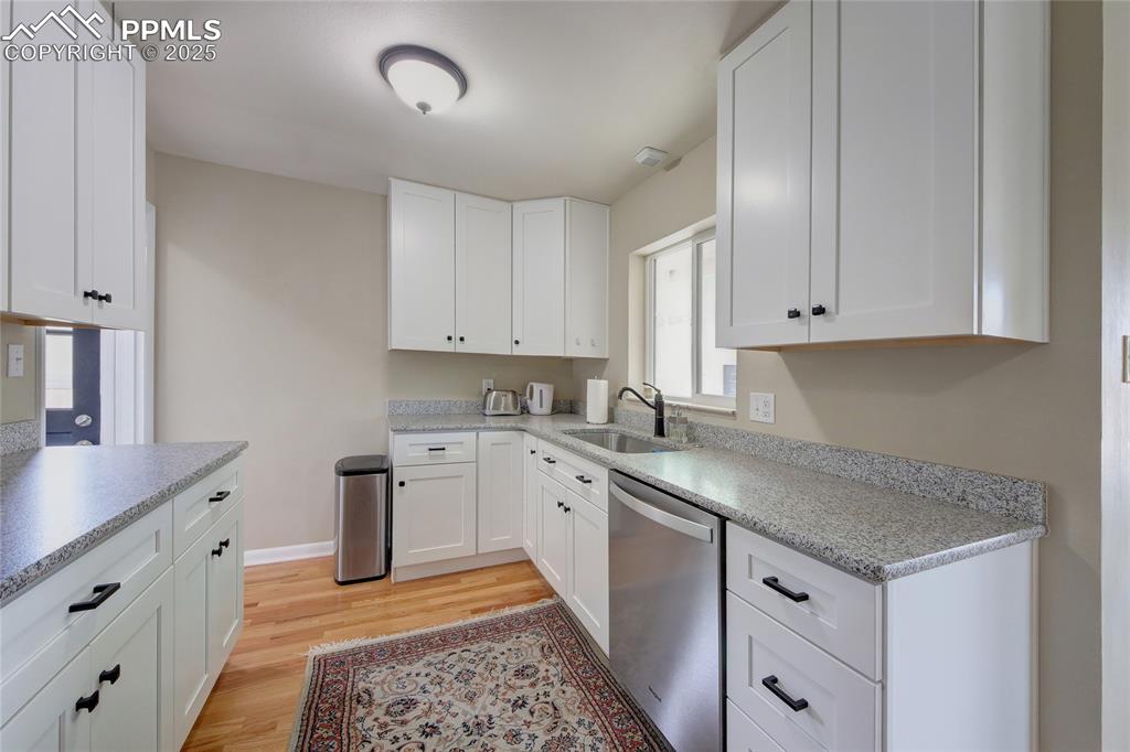 Image 16 of 35: Kitchen