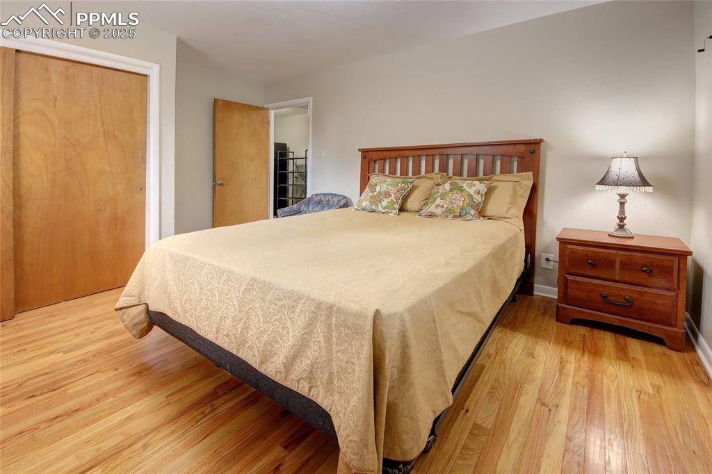 Image 18 of 35: Bedroom