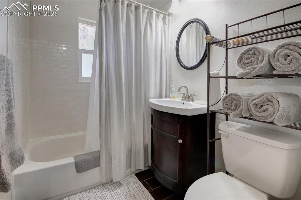 Image 23 of 35: Bathroom