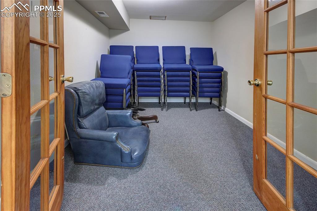 Image 27 of 35: Office