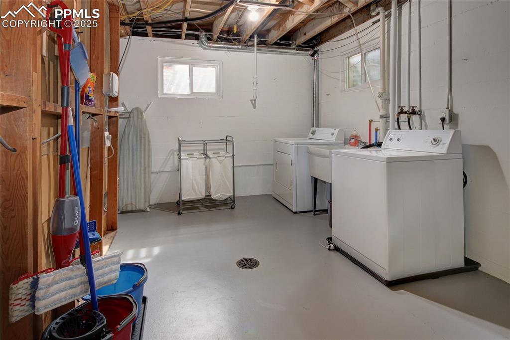 Image 29 of 35: Laundry