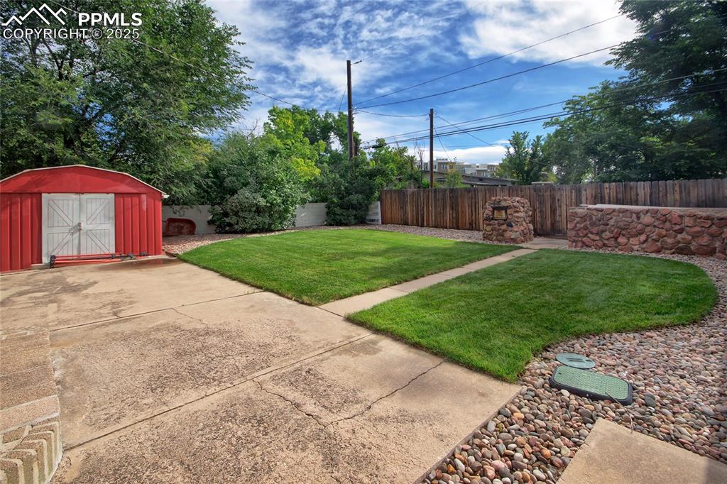 Image 30 of 35: Yard