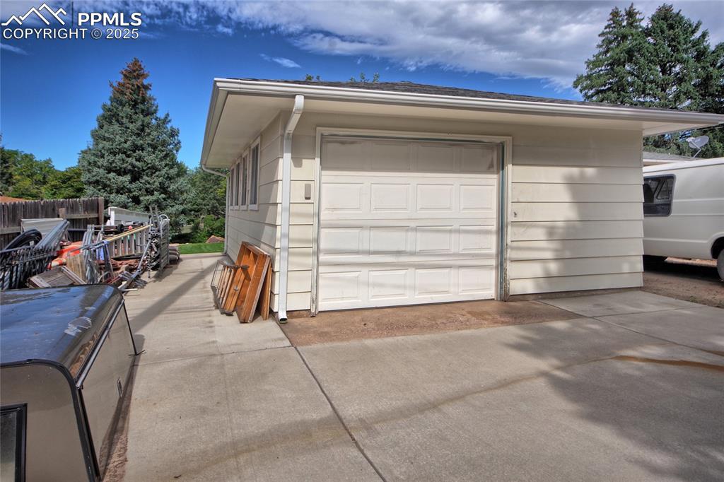 Image 33 of 35: Extra Attached Garage