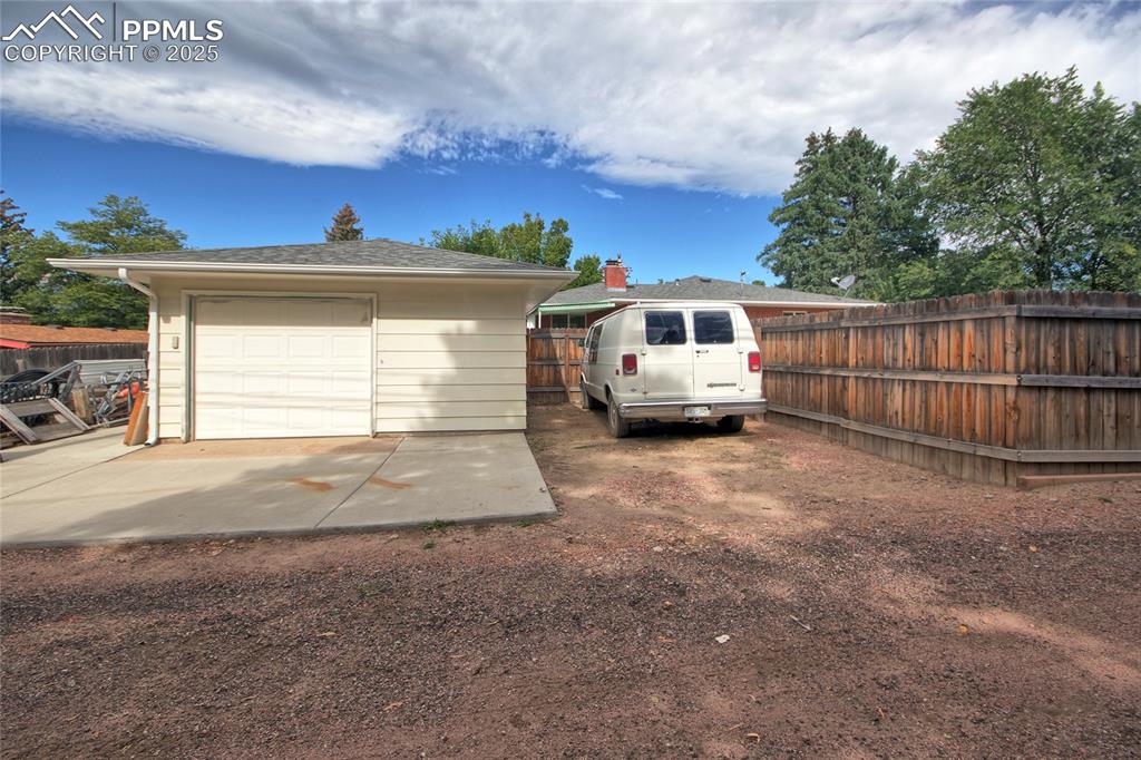 Image 35 of 35: Garage