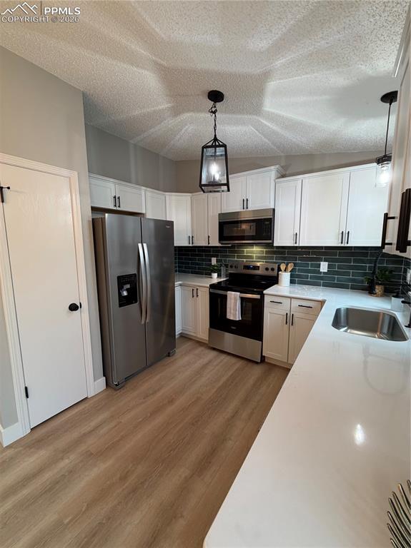 Image 10 of 19: Kitchen