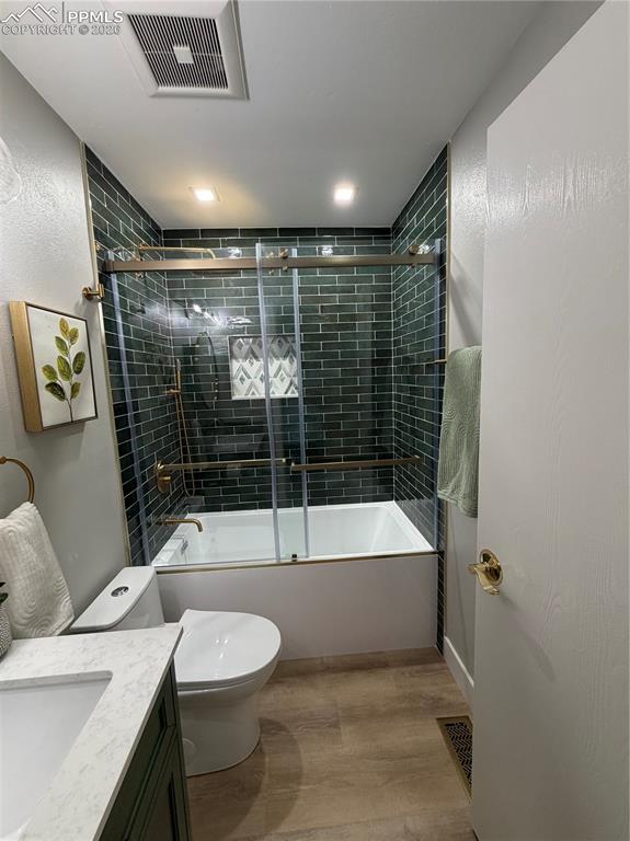 Image 12 of 19: Bathroom