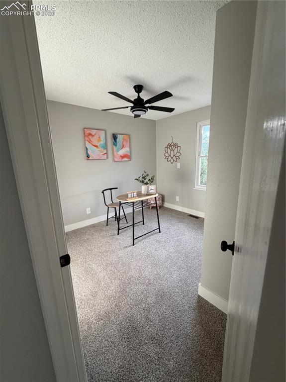 Image 16 of 19: Office