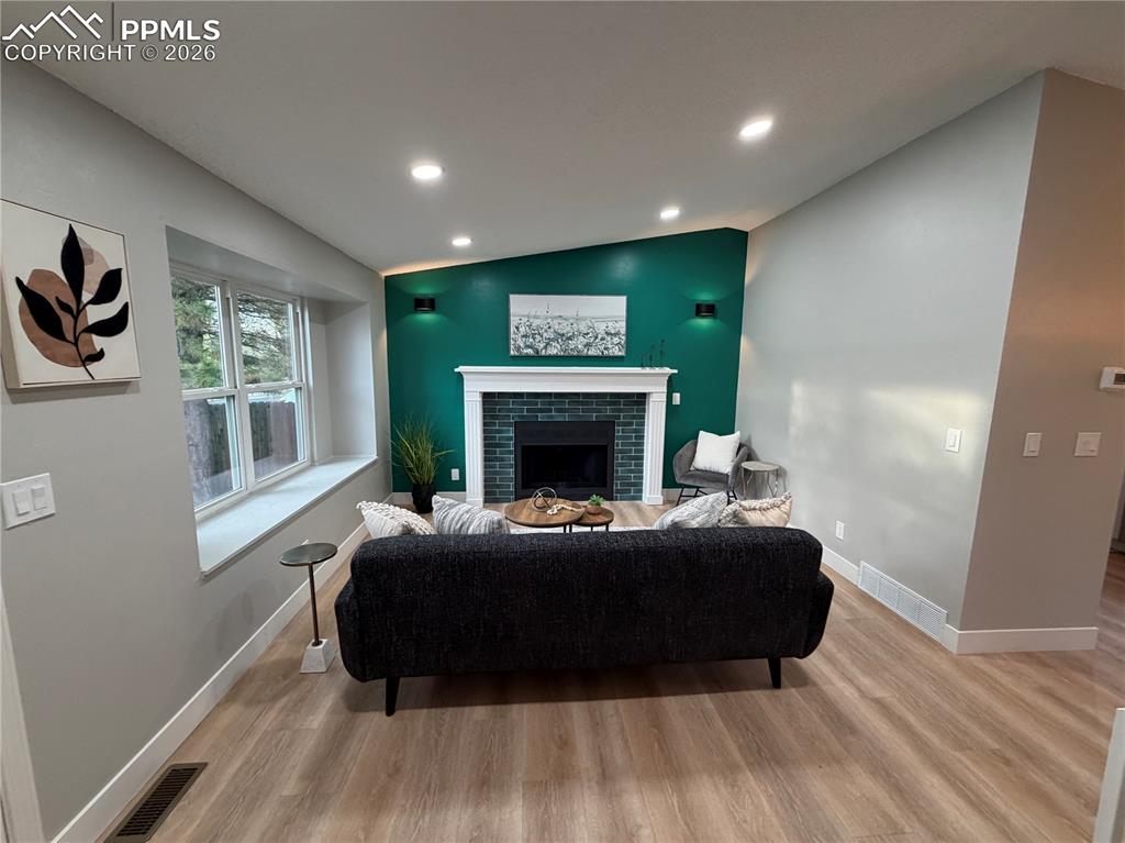 Image 19 of 19: Living Room