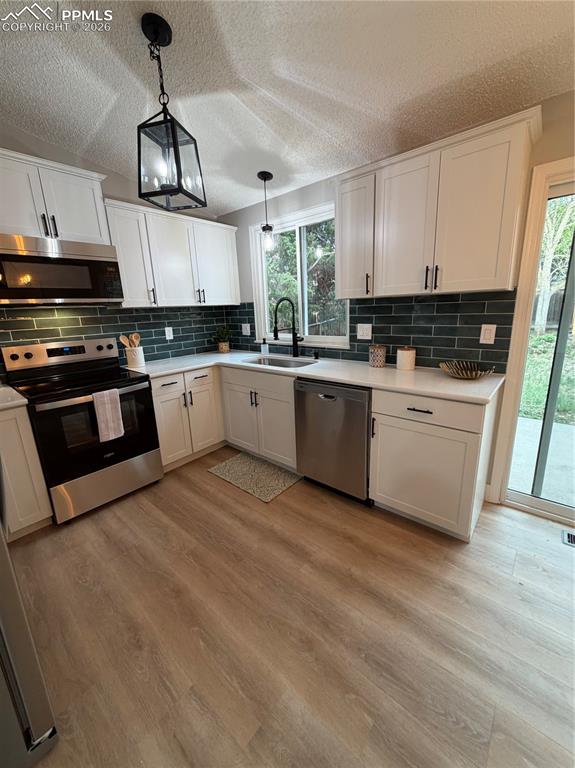 Image 7 of 19: Kitchen