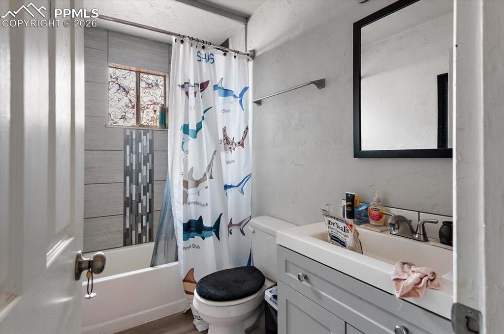 Image 10 of 17: Bathroom