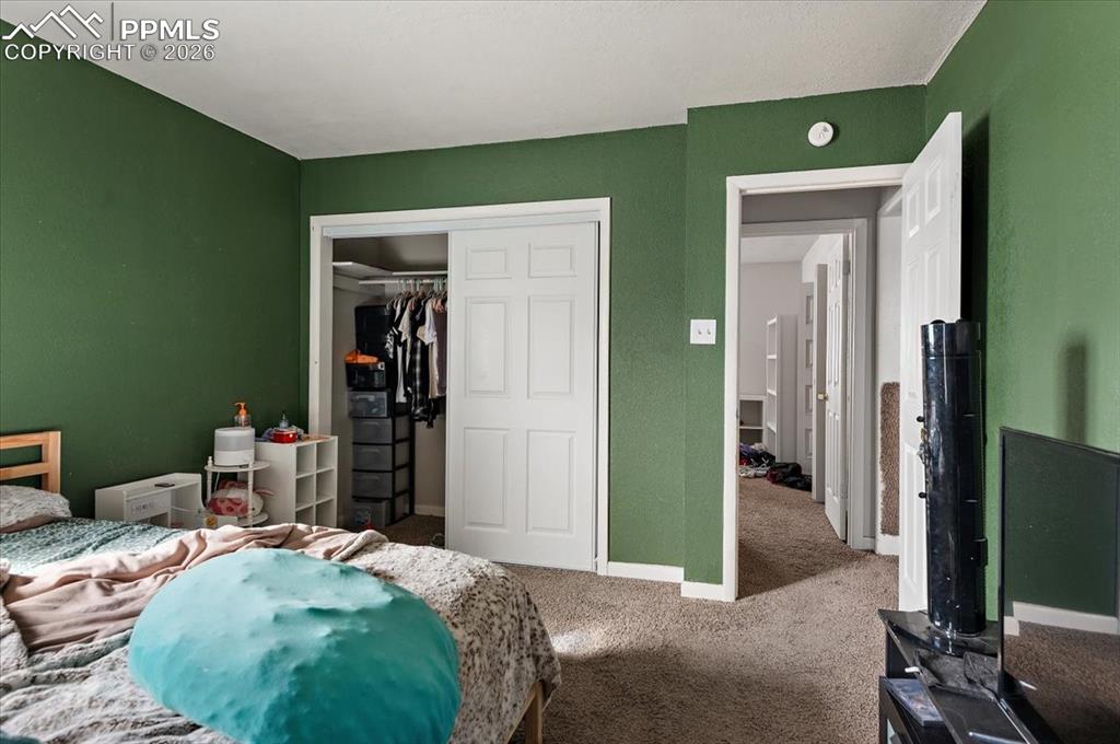 Image 14 of 17: Bedroom