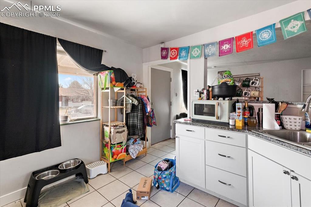 Image 7 of 17: Kitchen