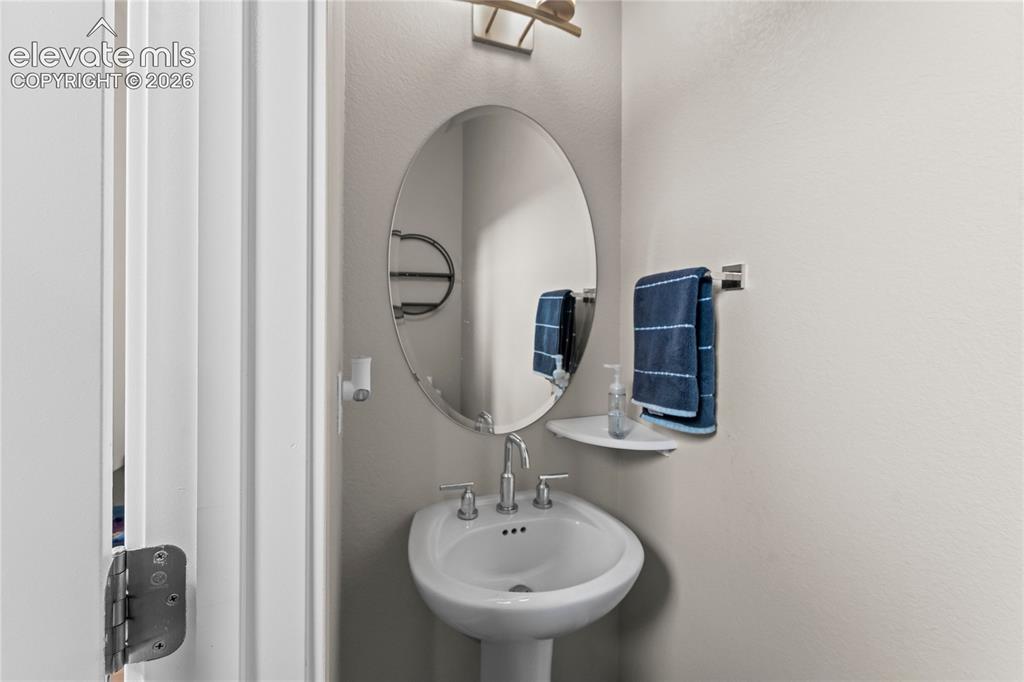 Image 11 of 50: Bathroom