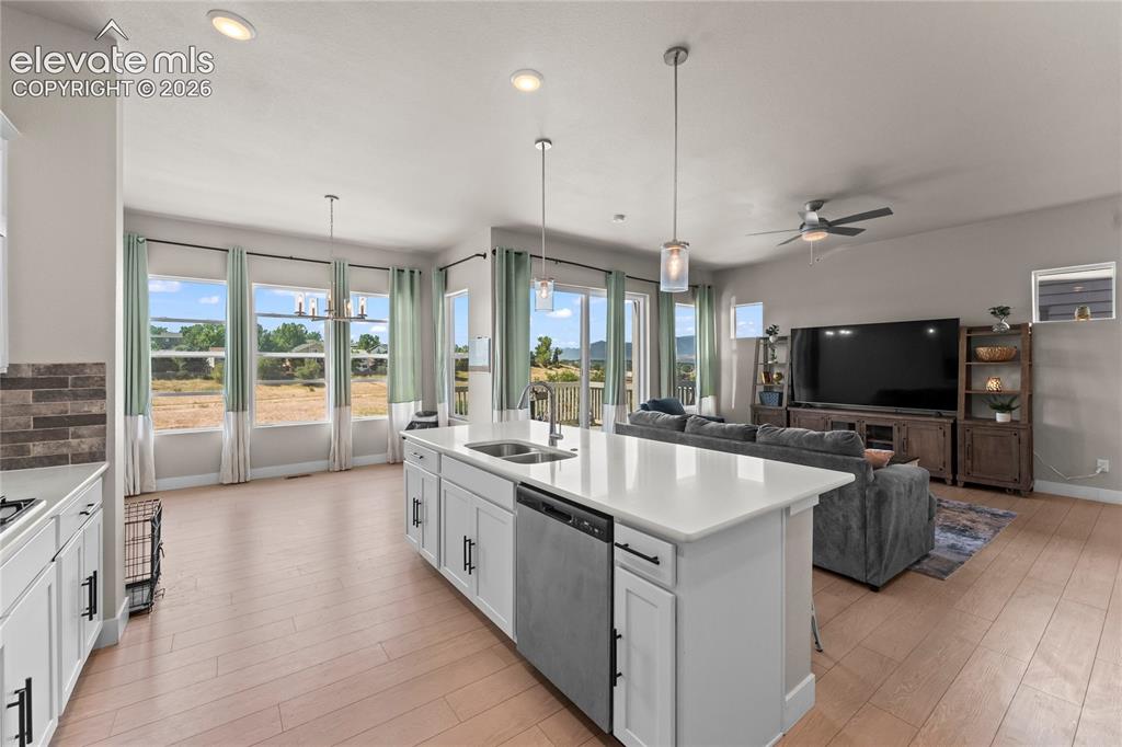 Image 19 of 50: Kitchen