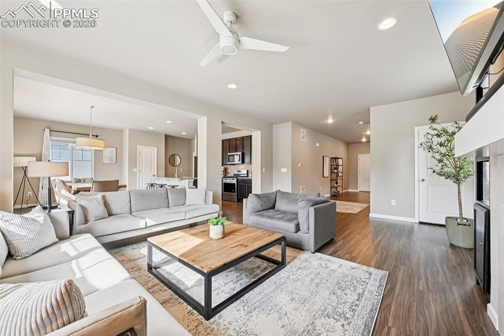 Image 14 of 50: Great Room