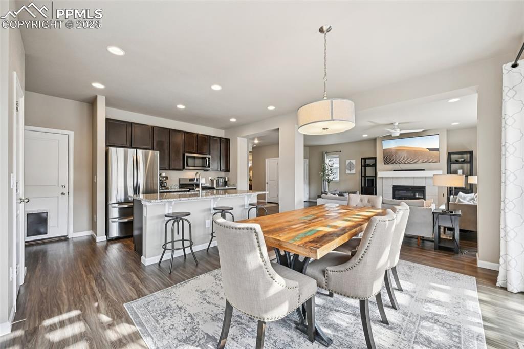 Image 20 of 50: Dining Area