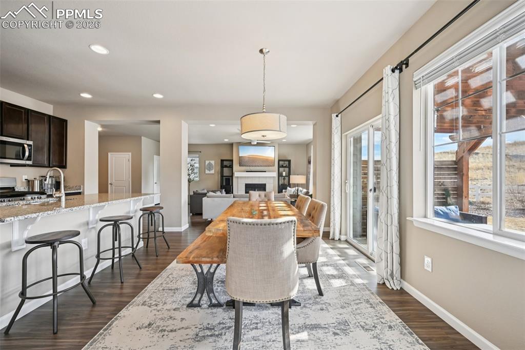 Image 21 of 50: Dining Area