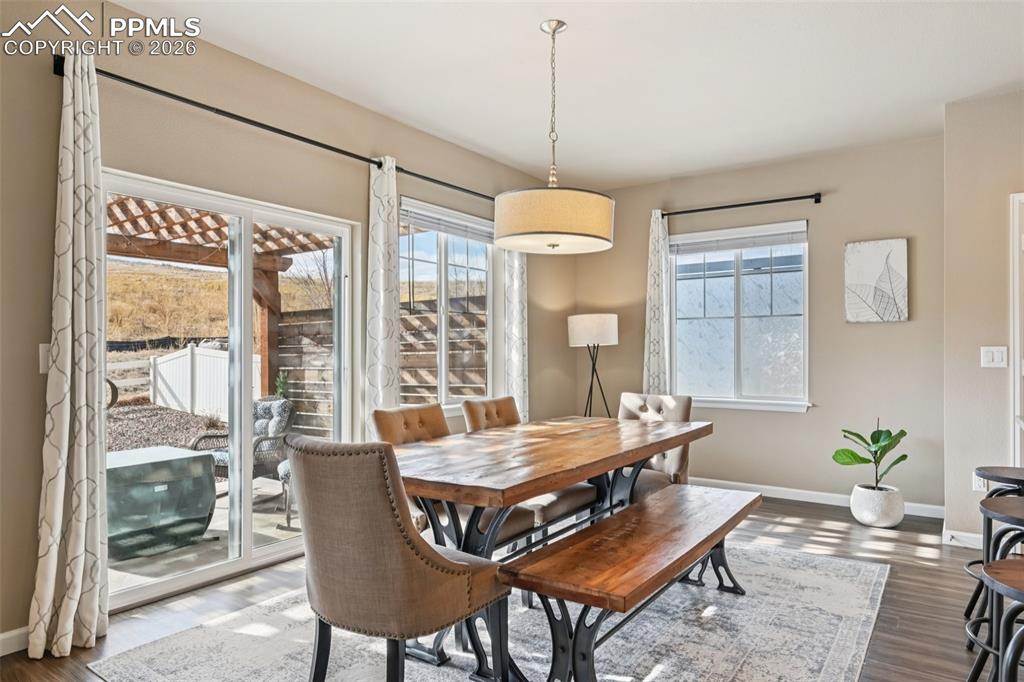 Image 22 of 50: Dining Area