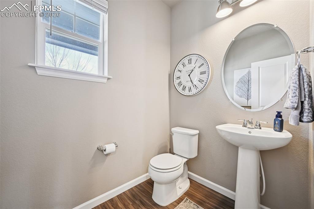 Image 23 of 50: Powder Room