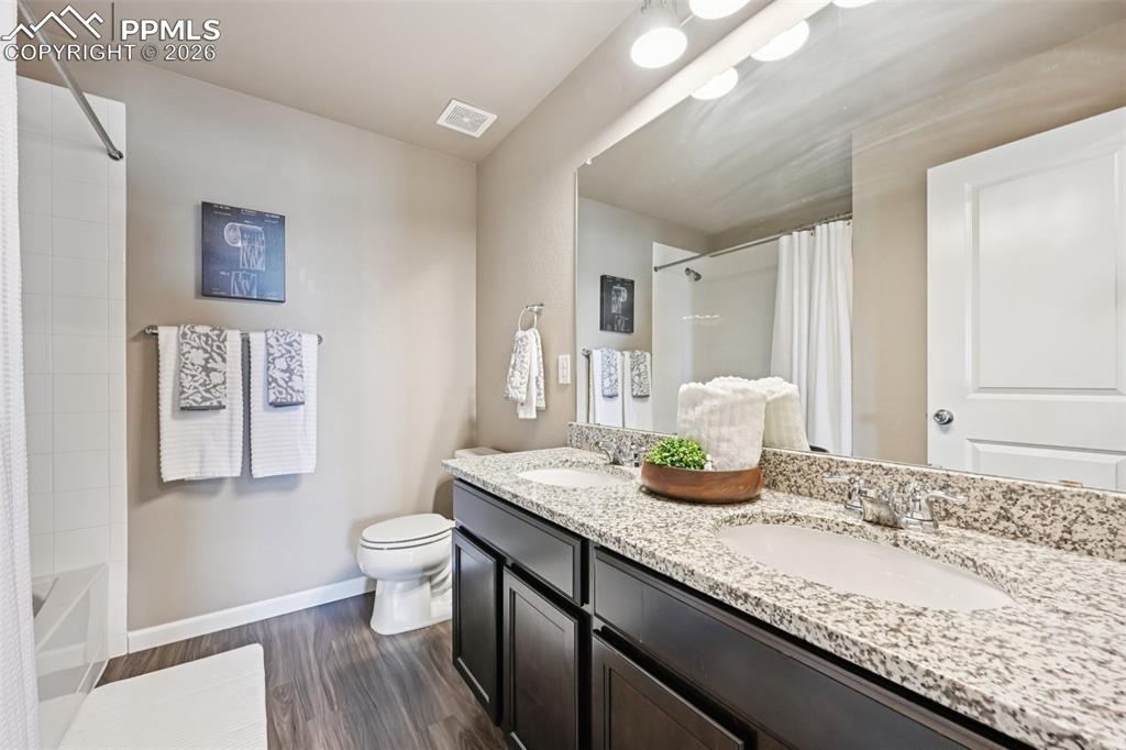 Image 37 of 50: Bathroom