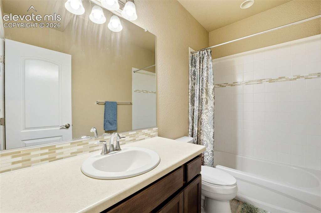 Image 34 of 48: Bathroom
