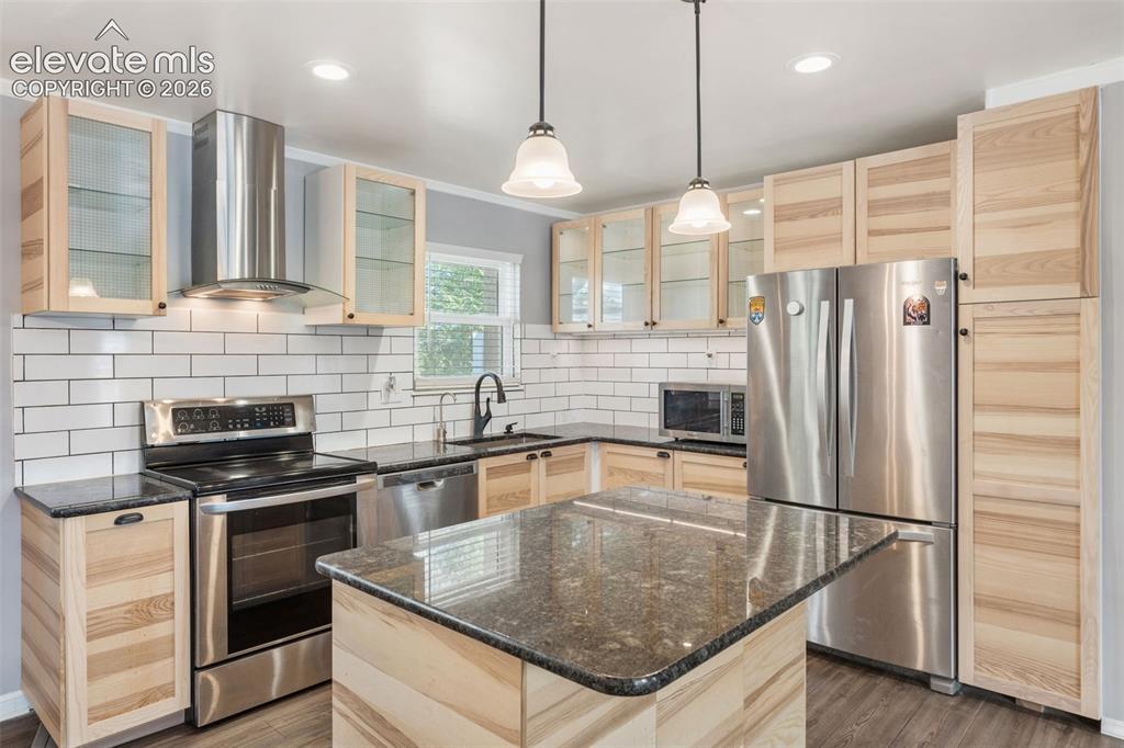Image 13 of 49: Kitchen