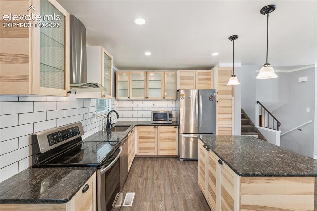 Image 14 of 49: Kitchen