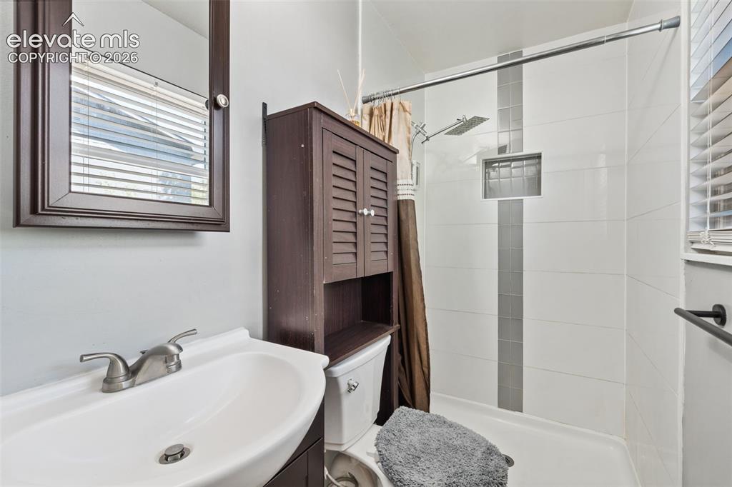 Image 18 of 49: Bathroom