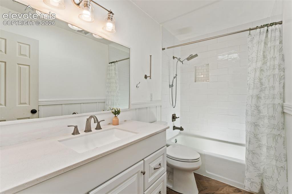 Image 21 of 49: Bathroom