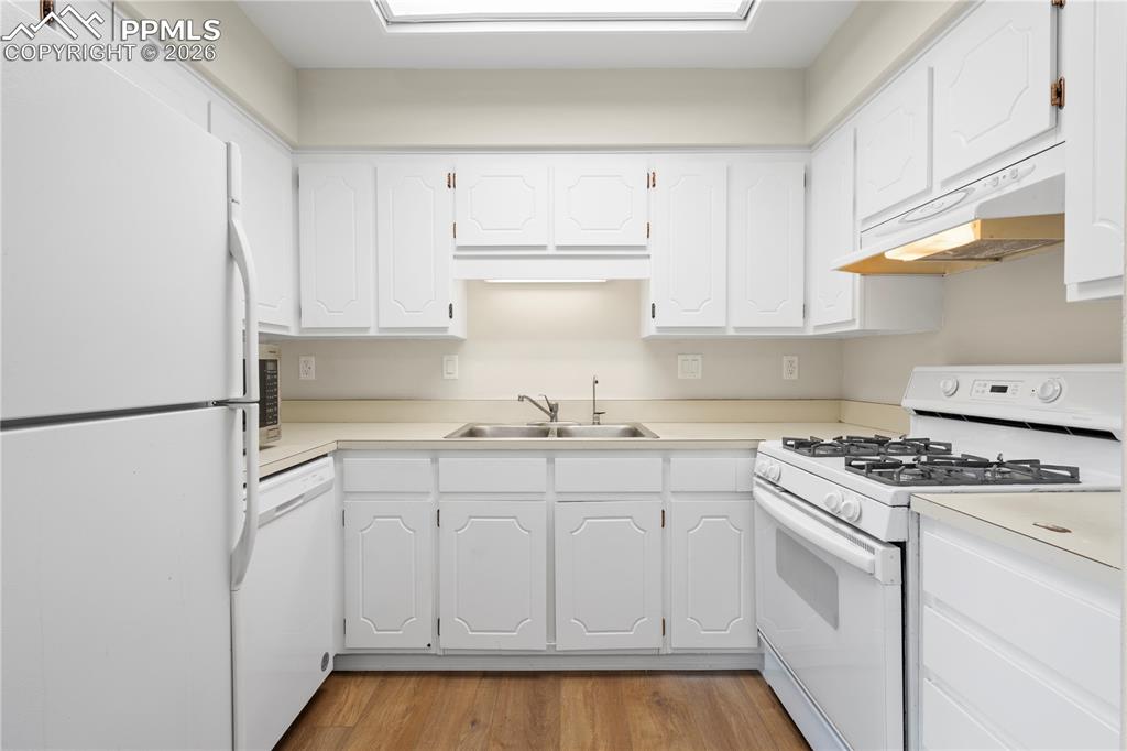 Image 7 of 30: Kitchen