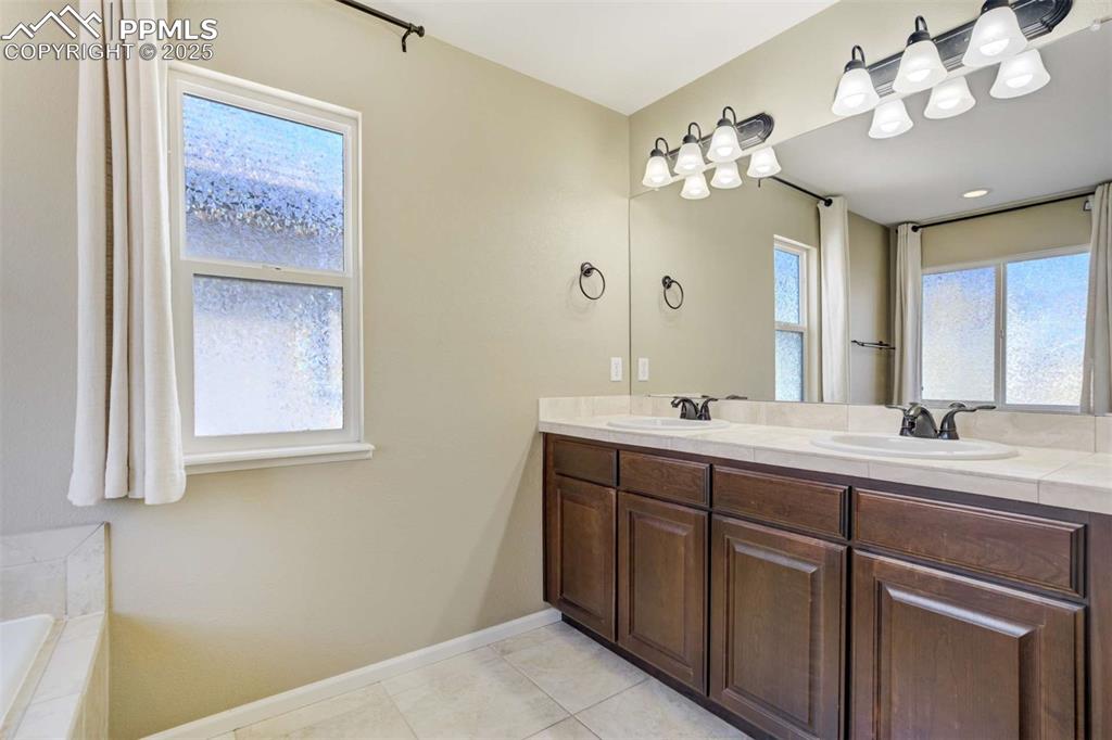 Image 19 of 39: Bathroom