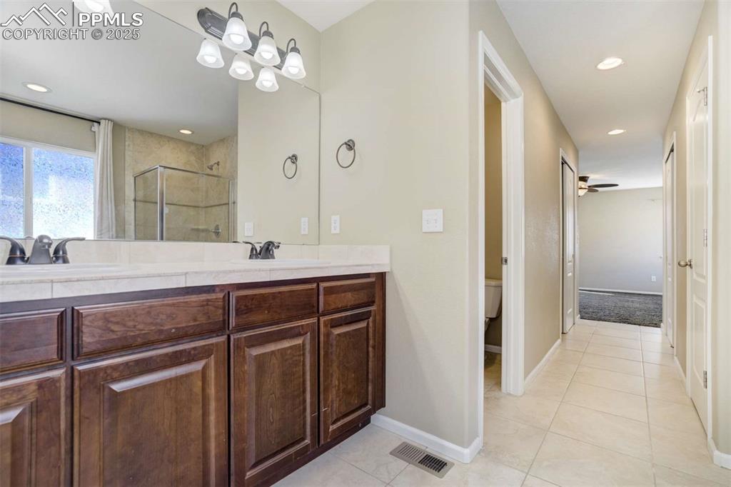 Image 21 of 39: Bathroom