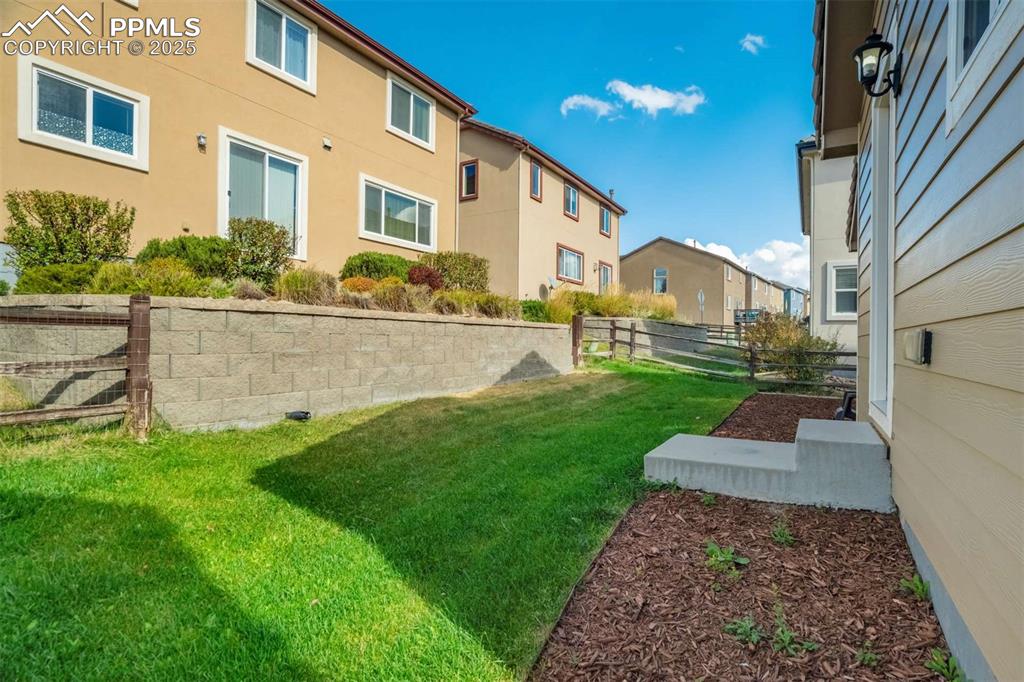 Image 26 of 39: Yard