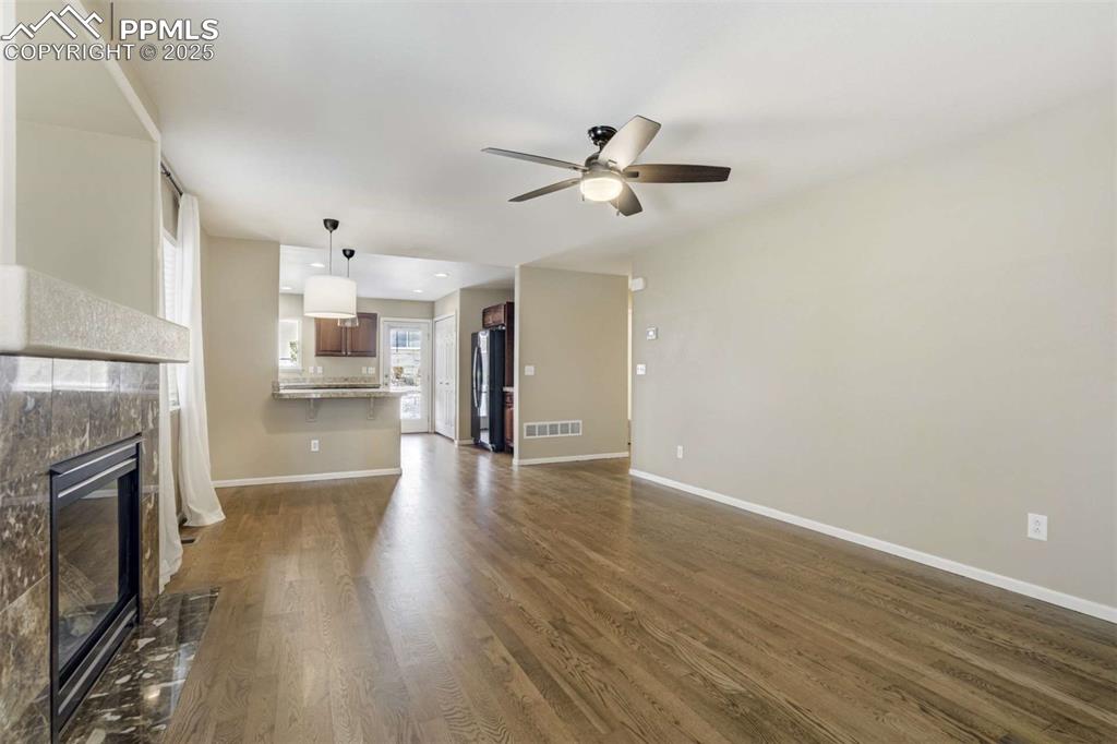 Image 34 of 39: Living Room