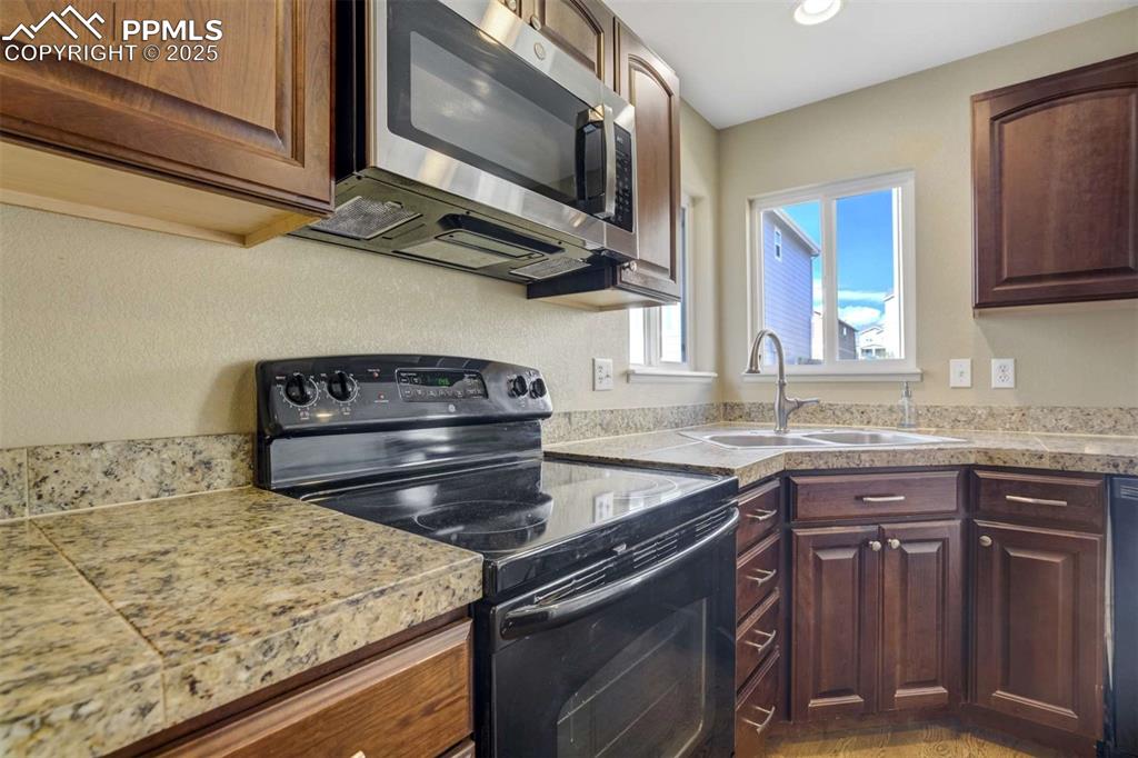 Image 7 of 39: Kitchen