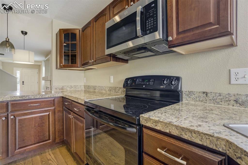 Image 9 of 39: Kitchen