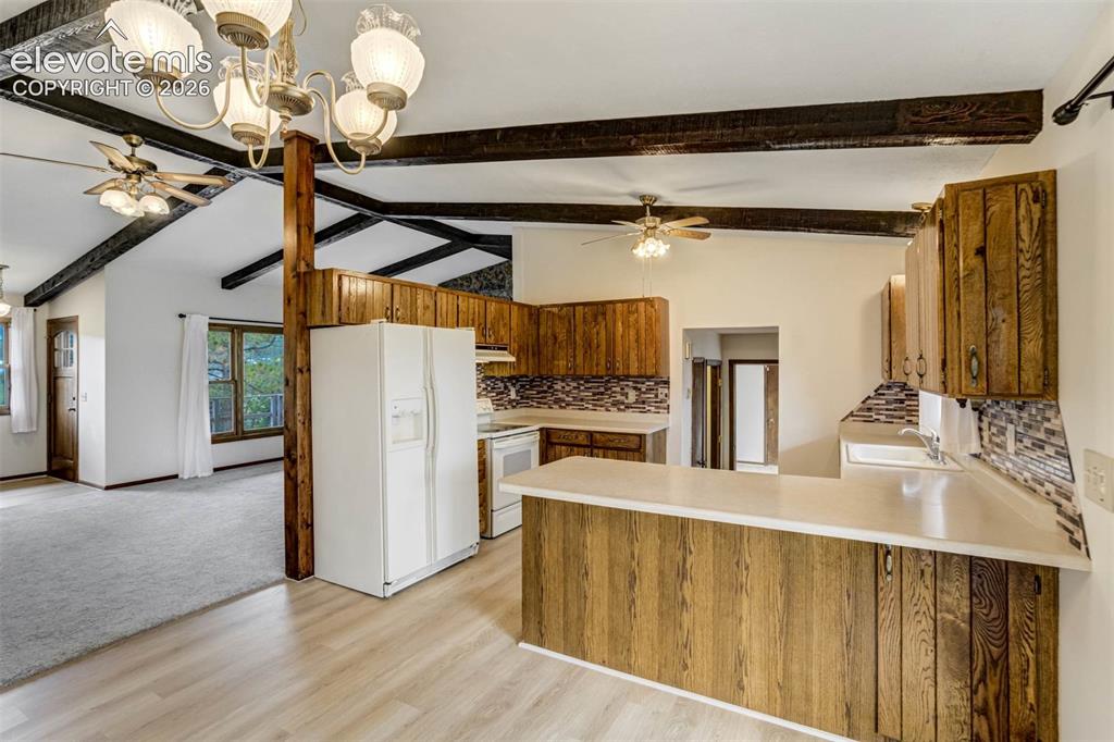 Image 10 of 50: Kitchen