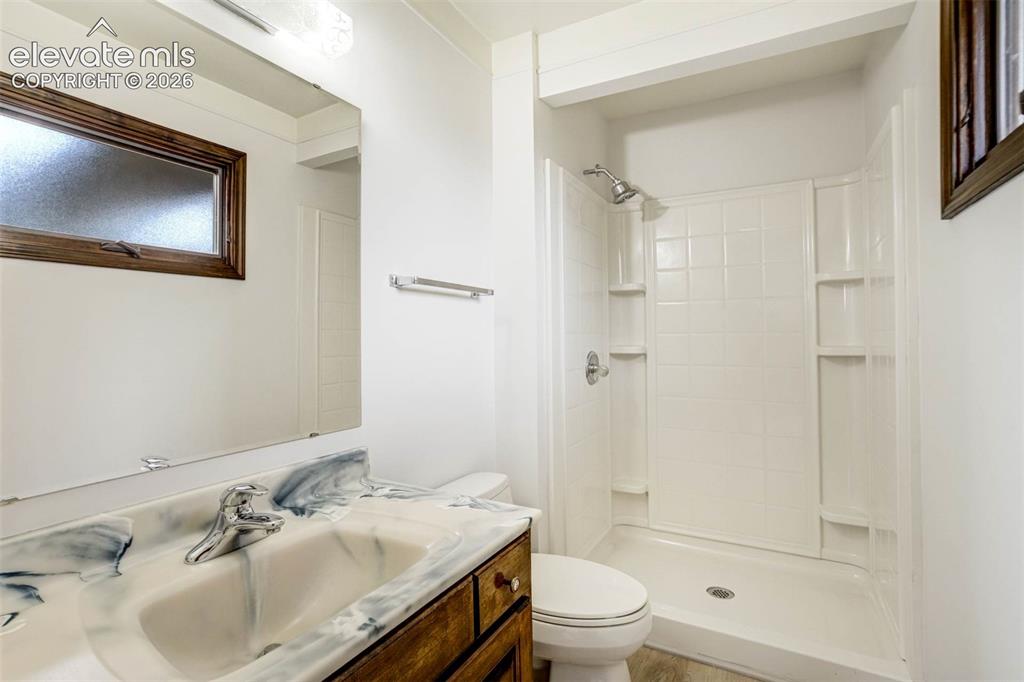 Image 16 of 50: Bathroom