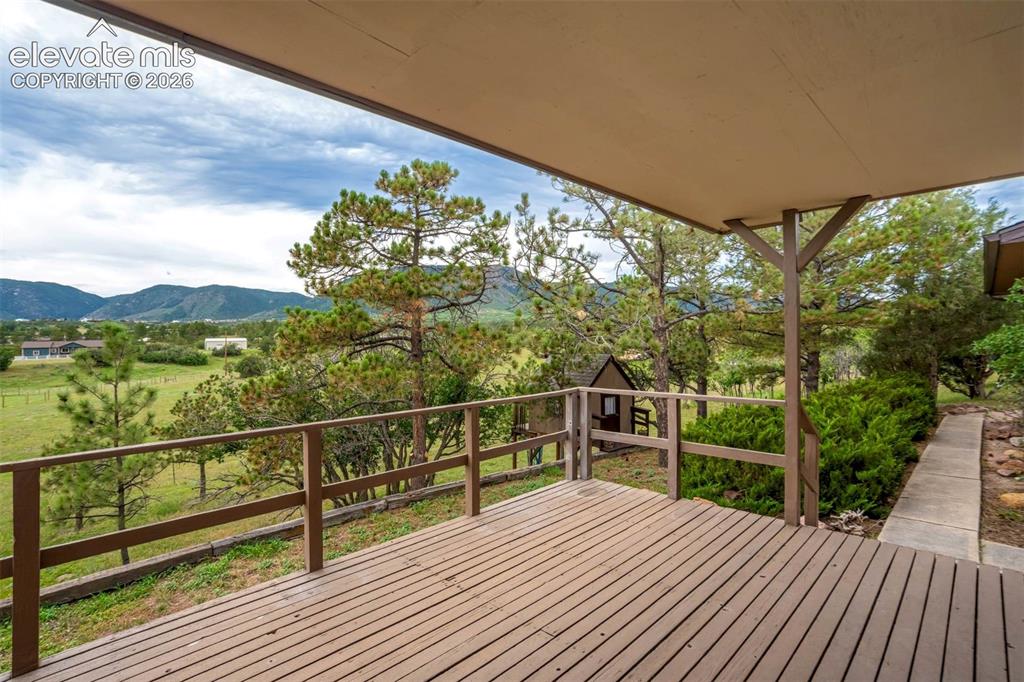 Image 8 of 50: Deck