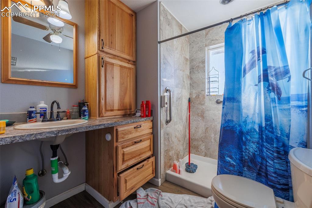 Image 15 of 28: Bathroom