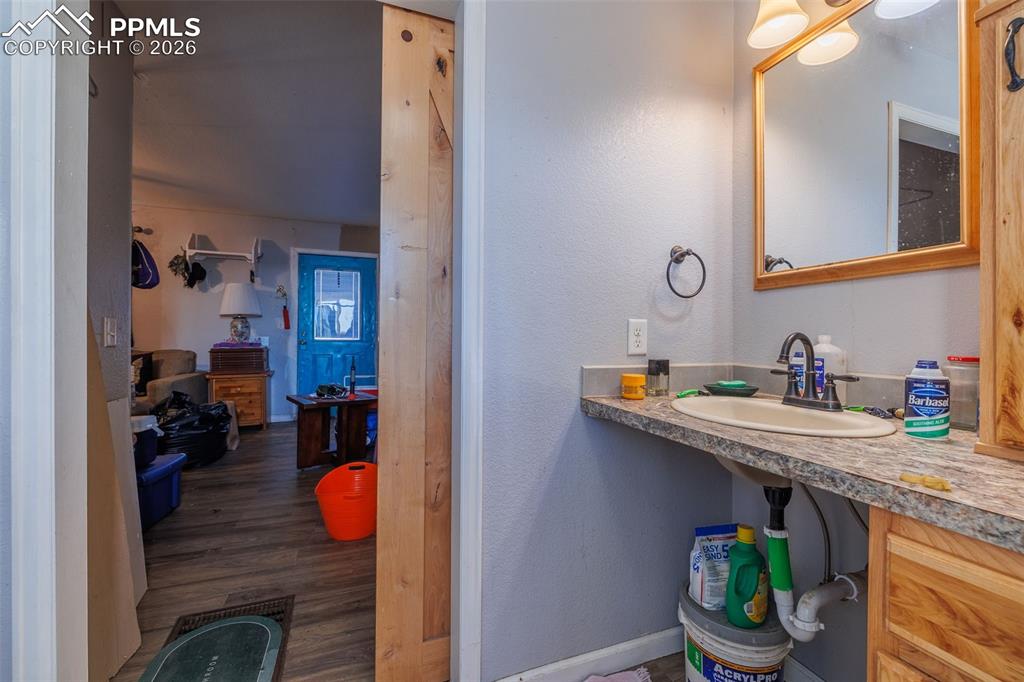 Image 16 of 28: Bathroom