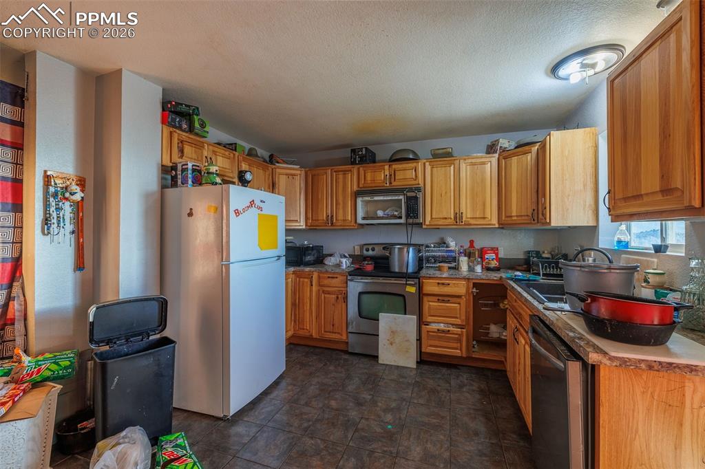 Image 7 of 28: Kitchen