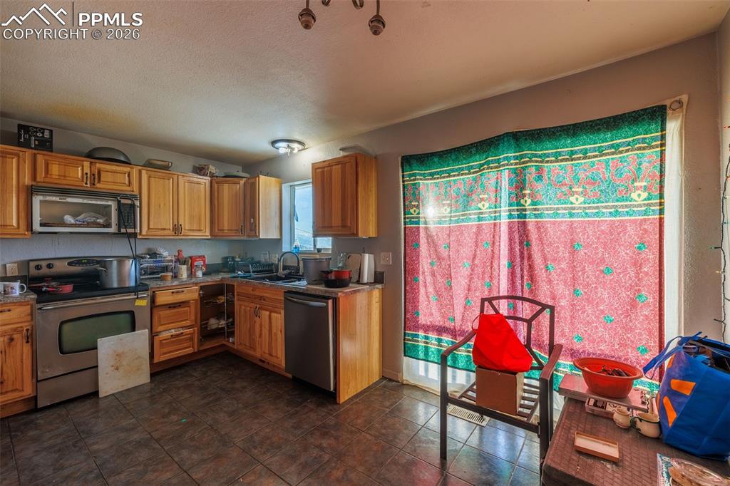 Image 8 of 28: Kitchen