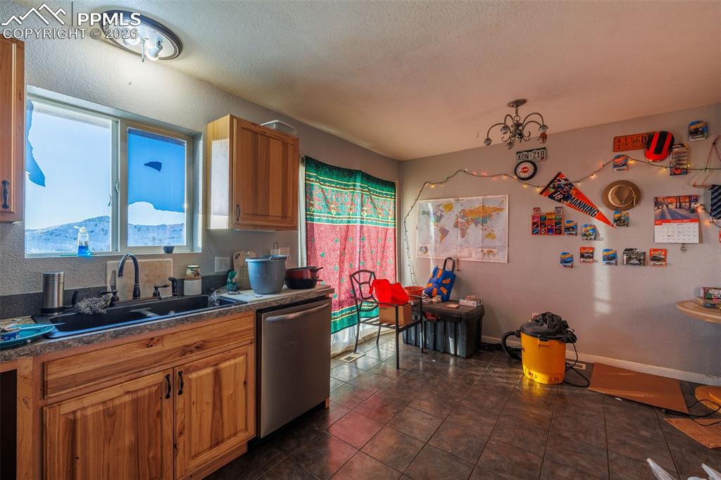 Image 9 of 28: Kitchen